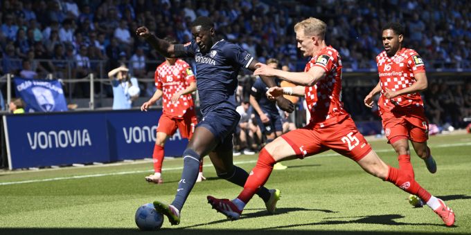 Bochums Ibrahima Sissoko im Duell mit dem Mainzer Andreas Hanche-Olsen. Bundesliga Vfl Bochum