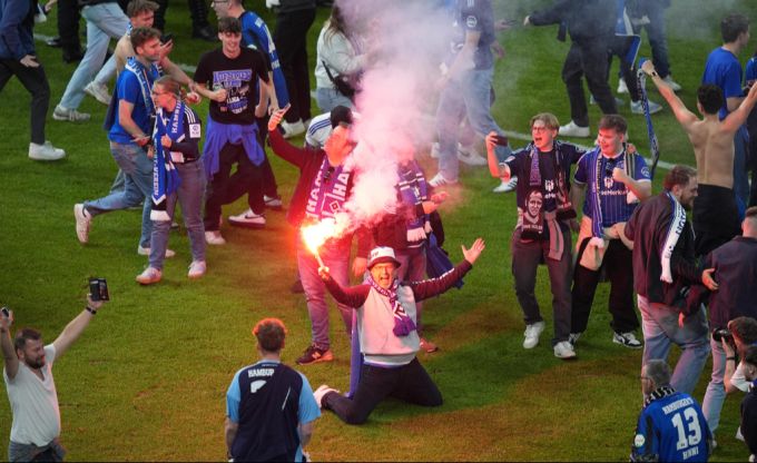 Die Fans des HSV stürmen nach dem Aufstiegs-Sieg den Rasen. hsv