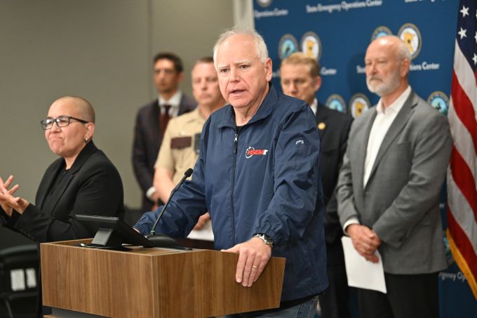 Governeur Tim Walz spricht an einer Pressekonferenz, Minnesota