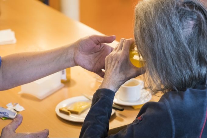 Dank des Gerichtsentscheids konnte die Frau wieder zu ihrem Mann nach Hause zurückkehren. Demenz