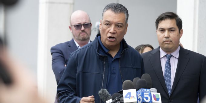 Der US-Senator Alex Padilla wurde bei einer Pressekonferenz abgeführt. rabiater vorfall us senator