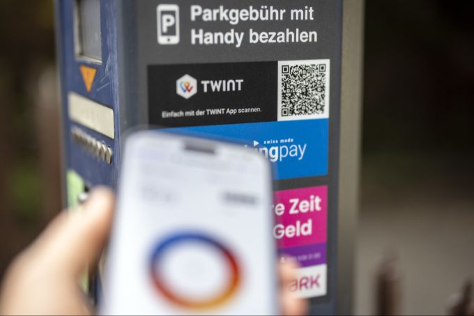 Mit Twint kann man innerhalb von Sekunden Parkgebühren oder kleinere Beträge überweisen. Twint