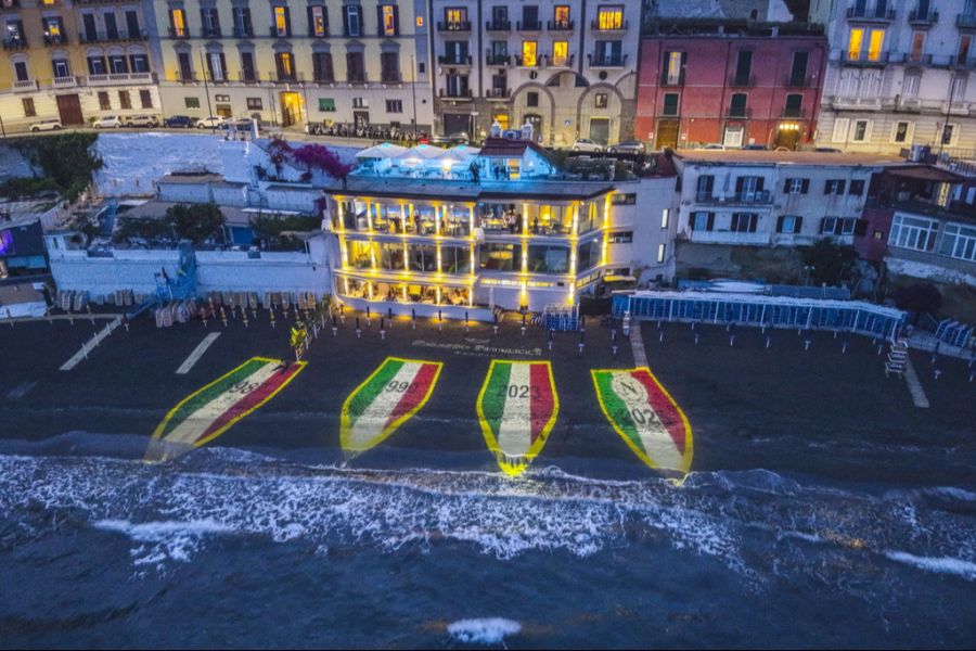 Am Strand wurden Banner ausgebreitet, um den vierten Scudetto zu zelebrieren.