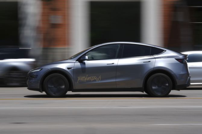 Tesla und Waymo
