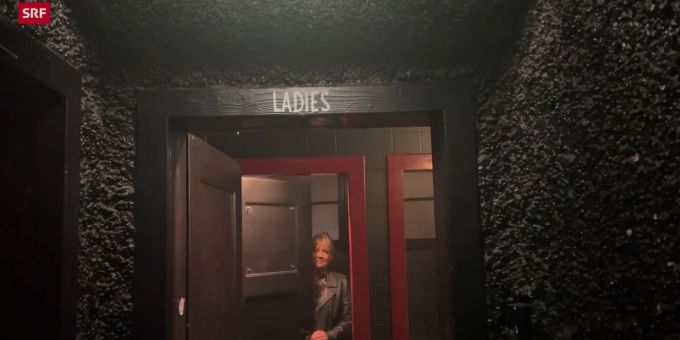 Daniela Lager verschwindet im WC. Hier macht sie heimlich einen Koks-Test. daniela lager