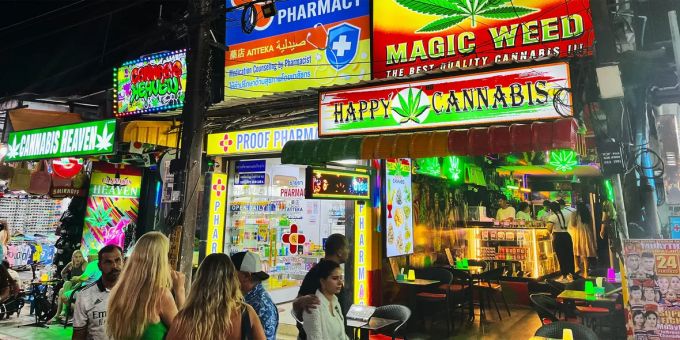 In Ferienorten wie Patong auf Phuket sind viele Cannabis-Kioske, Läden und Coffee Shops auszumachen. Thailand