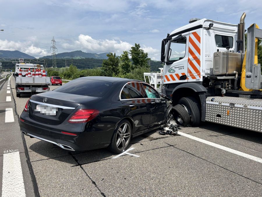 Der Autofahrer wurde beim Unfall leicht verletzt.