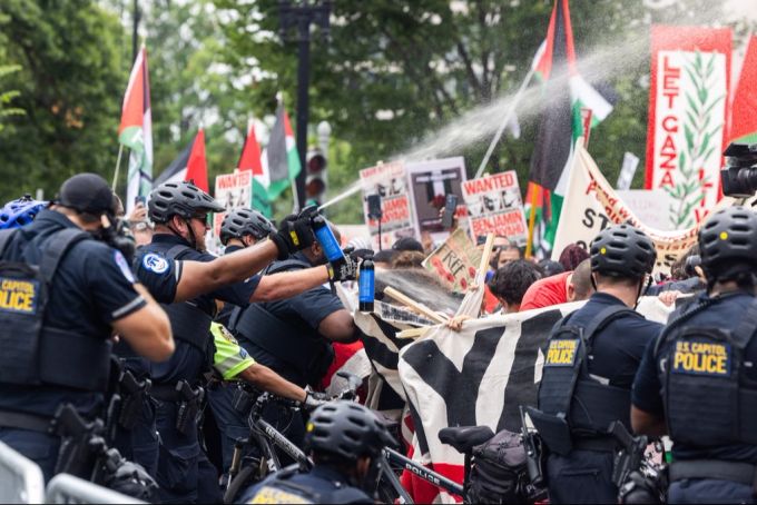Menschen protestieren vor dem Kapitol gegen Benjamin Netanjahu und die israelische Kriegsführung im Gazastreifen. Netanjahu