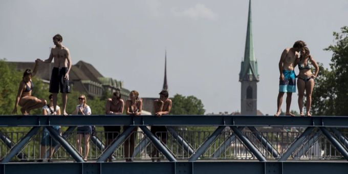 Jugendliche springen vom Drahtschmidliweg in die Limmat. Am Samstagabend kam es dabei zu einem tödlichen Badeunfall. (Symbolbild) badeunfall limmat drahtschmidliweg