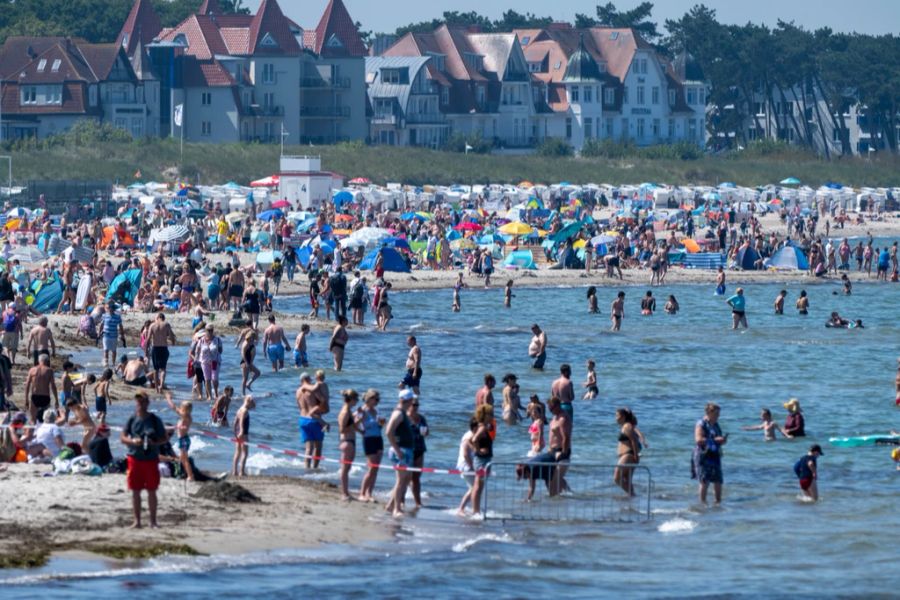 Wer noch ein Plätzchen für seinen Sonnenschirm möchte, muss früh am Strand sein.