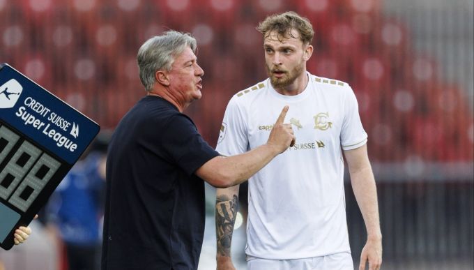 GC-Trainer Marco Schällibaum gibt Stürmer Bradley Fink Anweisungen. GC