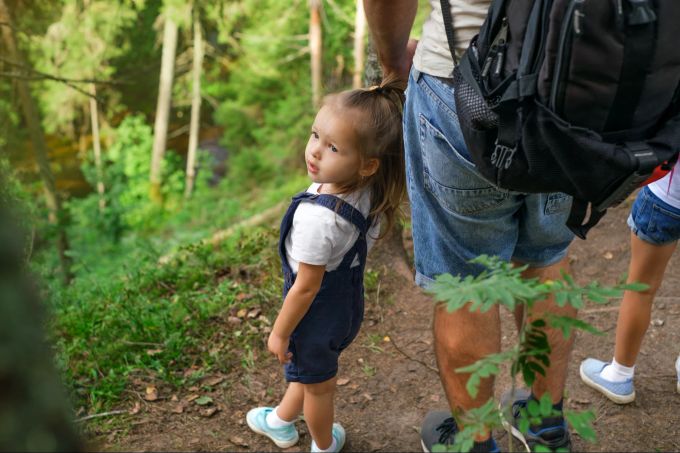 Welche Route für die Wanderschaft geeignet ist, hat viel mit dem Alter der Kinder zu tun,. Familie beim Wandern