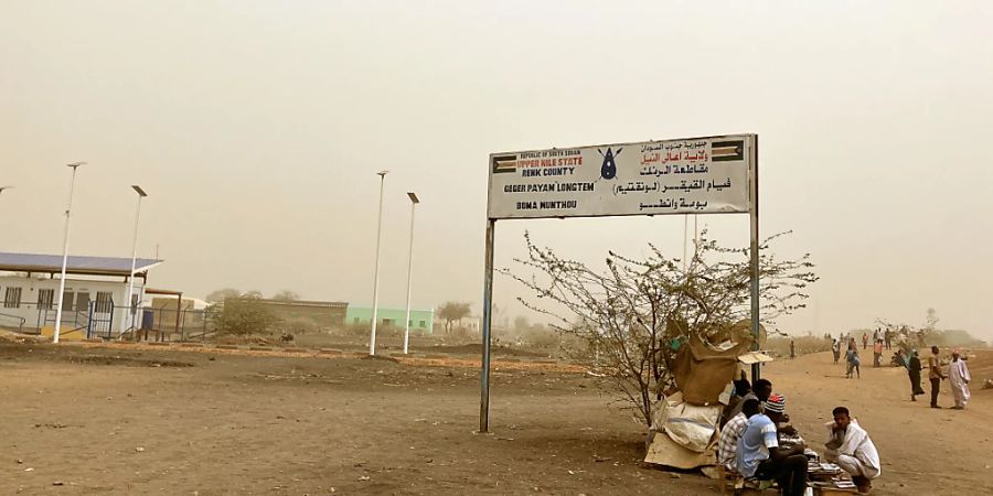 ARCHIV - Blick auf den Grenzübergang Joda im Südsudan an der Grenze zum Sudan. Täglich treffen hier Menschen auf der Flucht vor dem Konflikt im Sudan ein. Foto: Eva-Maria Krafczyk/dpa