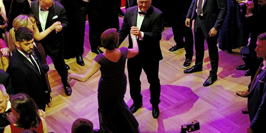 Eröffnungstanz auf dem Bundespresseball: Bundespräsident Frank-Walter Steinmeier und Elke Büdenbender.