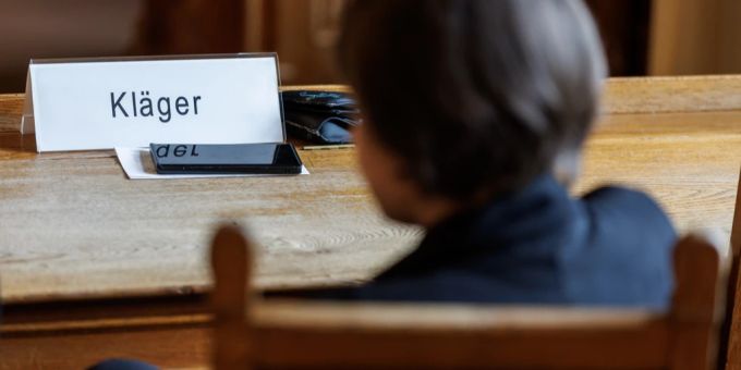 Die Klägerin, die AstraZeneca auf Informationen zu ihrem Impfstoff verklagte, sitzt im Gericht. astrazeneca impfstoff klage