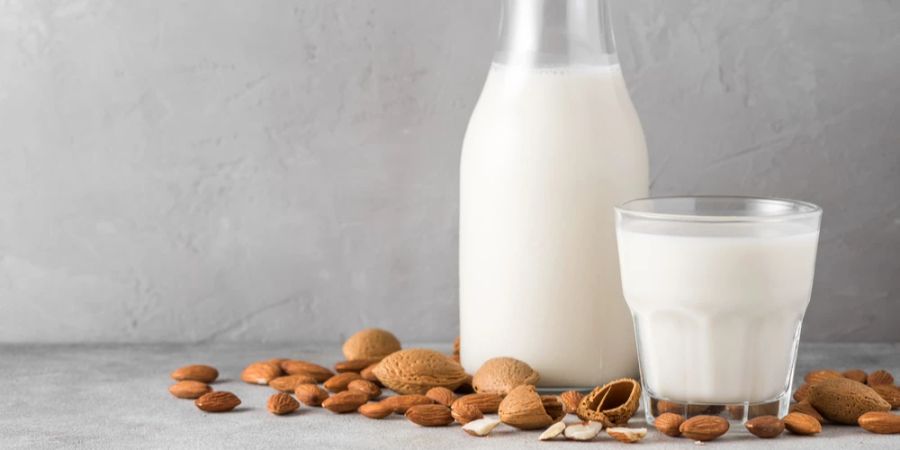 Vegane Pflanzenmilch ist nicht automatisch gesund. Sie sollten besonders auf die Inhaltsstoffe achten.