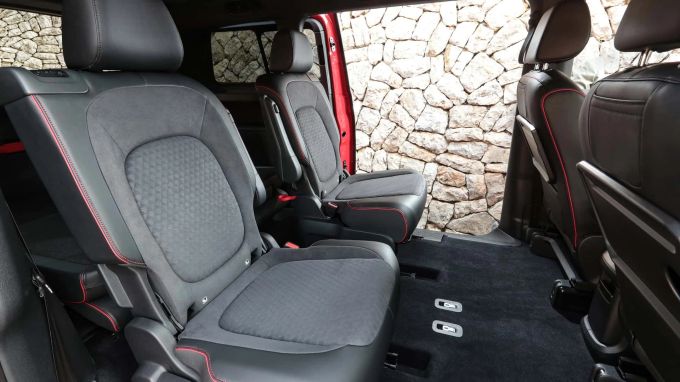 Rote Kontrastnähte und GTX-Prägung verleihen dem Interieur einen Hauch Sportlichkeit 2024 VW ID. Buzz GTX