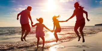 Familie Strand Meer Sprünge Freude Sonnenuntergang