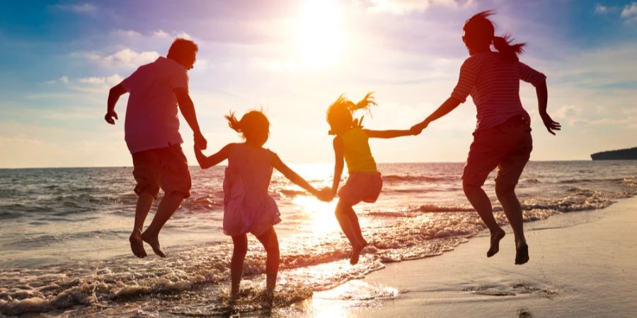 Mit ein paar Tricks lässt sich der Familienurlaub ganz ohne Reue verbringen und birgt trotzdem viel Erholung für die Kinder.