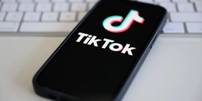 Politische Werbung auf Tiktok steckt in der Schweiz noch in den Kinderschuhen – doch ähnlich wie in Deutschland dominieren bürgerliche Parteien: Die SVP ist Spitzenreiterin. (Symbolbild) Tiktok SVP Parteien Liuzzo