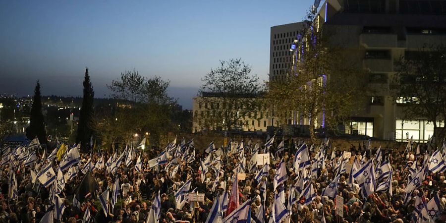 Menschen protestieren gegen die Regierung des israelischen Ministerpräsidenten Netanjahu und fordern die Freilassung der Geiseln, die im Gazastreifen von der Hamas festgehalten werden, vor der Knesset, dem israelischen Parlament. Foto: Leo Correa/AP/dpa