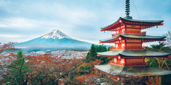 Mount Fuji in Japan mit traditioneller Pagode.