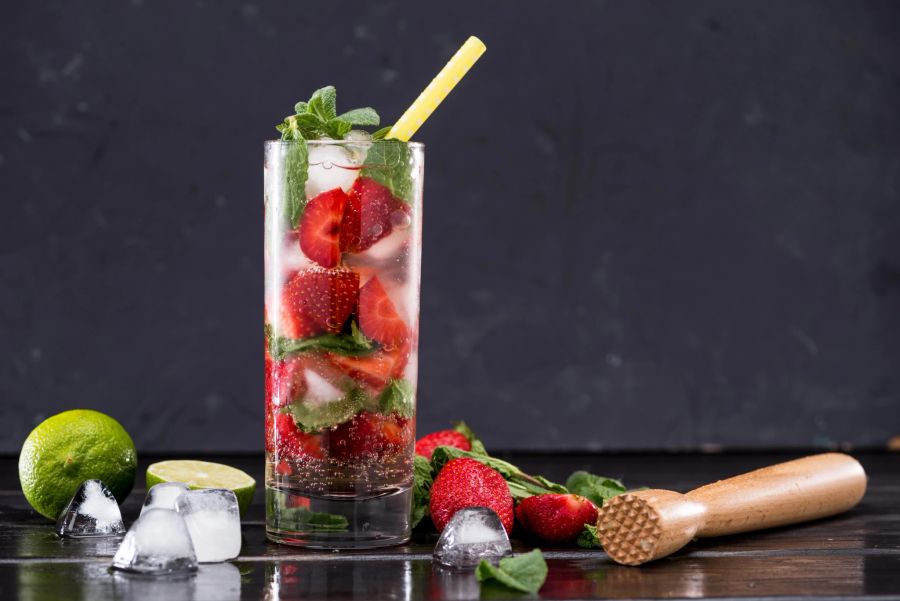 Wenn der Cocktail fruchtiger schmecken soll, können Sie dem Rezept frische Früchte wie Erdbeeren oder Himbeeren hinzufügen.