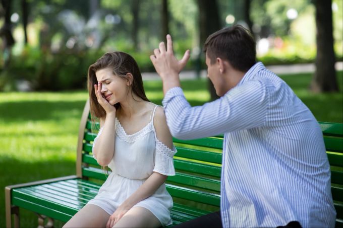 Zuerst kommt das Lovebombing. Bösartiger Narzissmus zeigt sich in der Folge oft durch aggressives Verhalten bei Ablehnung. Narzissmus