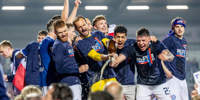 Die Spieler von Holstein Kiel feiern den Aufstieg in die Bundesliga. Holstein Kiel