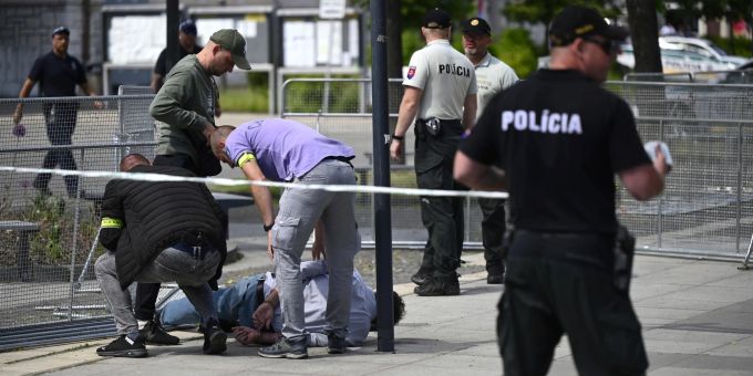 Polizisten nehmen einen Mann fest, nachdem der slowakische Ministerpräsident Fico nach einer Kabinettssitzung in der Stadt Handlova angeschossen und verletzt worden war. Fico Attentat