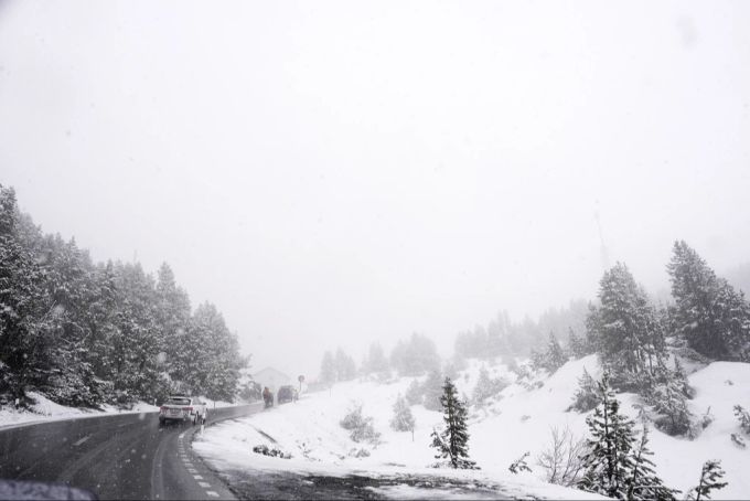 Starker Schneefall führte beim Giro d'Italia zu einer Verkürzung der 16. Etappe. Giro d'Italia Wintereinbruch Schnee
