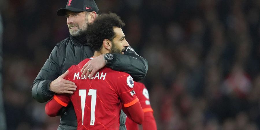 Liverpools Trainer Jürgen Klopp (l) feiert mit seinem Spieler Mohamed Salah nach dem Sieg.