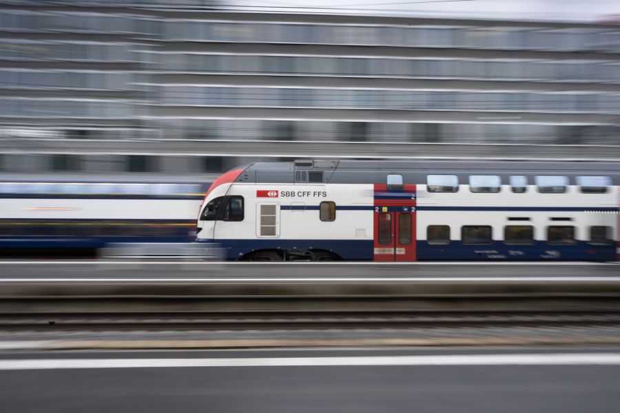Ein 53-Jähriger hat eine Frau in einem SBB-Zug beschimpft und bedroht.