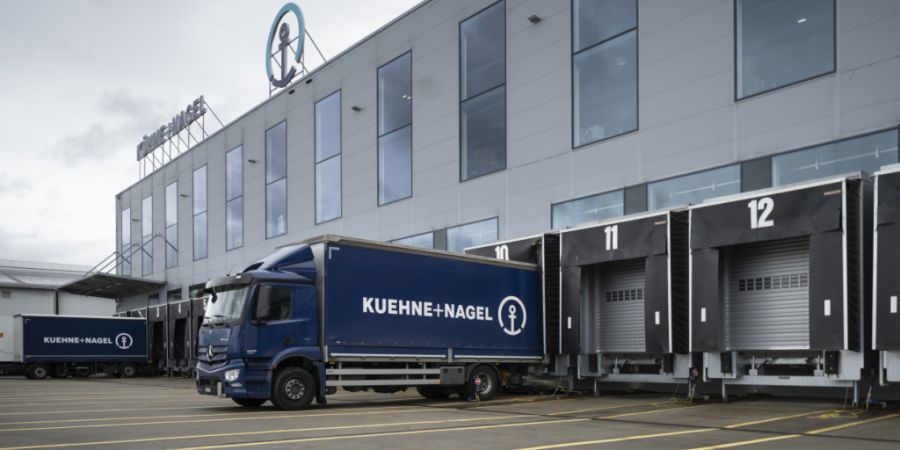 Der Logistikkonzern Kühne+Nagel erhöht den Ausblick für das Gesamtjahr. (Archivbild)