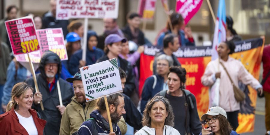 Wieder zogen in Genf am Donnerstag mehrere Hundert Angestellte des öffentlichen Dienstes aus Protest gegen Kürzungen durch die Strassen.