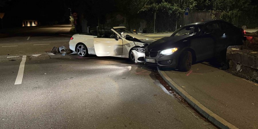 Der BMW wurde durch die Wucht des Aufpralls in eine Stützmauer gedrückt.