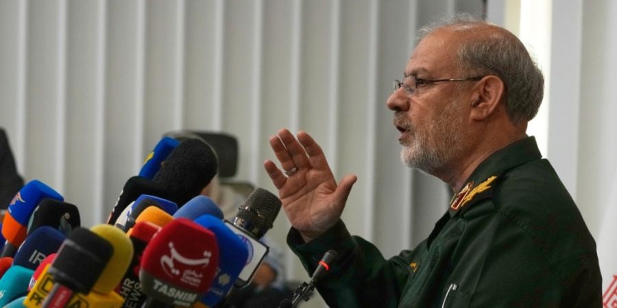 ARCHIV - Der Sprecher der iranischen Revolutionsgarde, General Hussein Mohebi, spricht während einer Pressekonferenz in der iranischen Hauptstadt. Foto: Vahid Salemi/AP/dpa