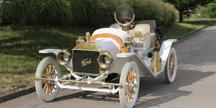 Sind im Toggenburg öfters bei Ausfahrten anzutreffen: Patrick Bischoff und sein 114-jähriger Ford.