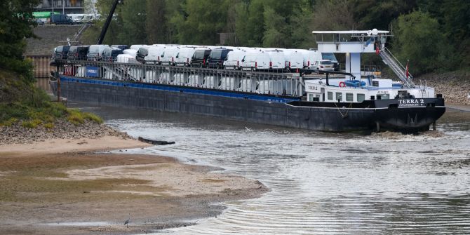 Rhein Pegel Frachtschiff