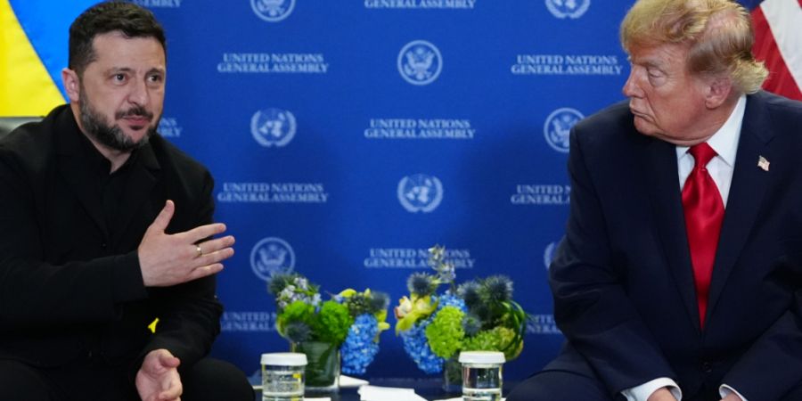 dpatopbilder - US-Präsident Donald Trump (r) trifft sich während der Generalversammlung der Vereinten Nationen im UN-Hauptquartier mit dem ukrainischen Präsidenten Wolodymyr Selensky...
