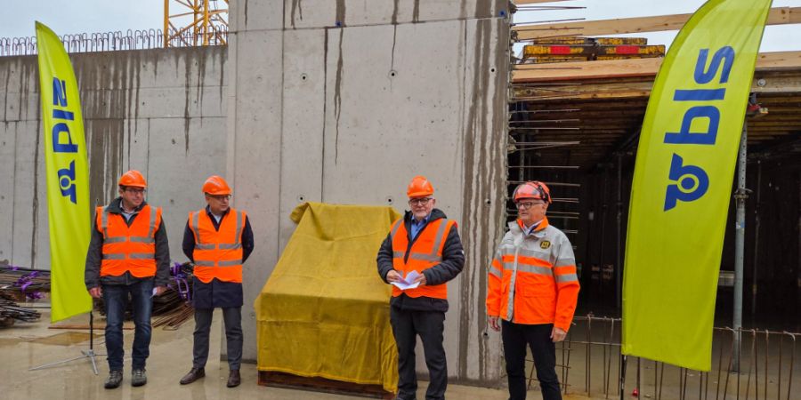 Die Grundsteinenthüllung verfolgten auch der Oberburger Gemeindepräsident Werner Kobel, der Burgdorfer Stadtpräsident Stefan Berger, BLS-CEO Daniel Schafer und Donald Vogt, CEO des B...