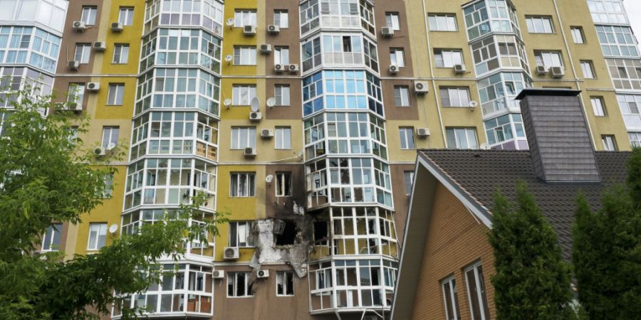 ARCHIV - Zerbrochene Fenster und Brandspuren sind an einem Wohnhaus in Woronesch zu sehen. Foto: Ara Kilanyants/Kommersant Publishing House/AP/dpa