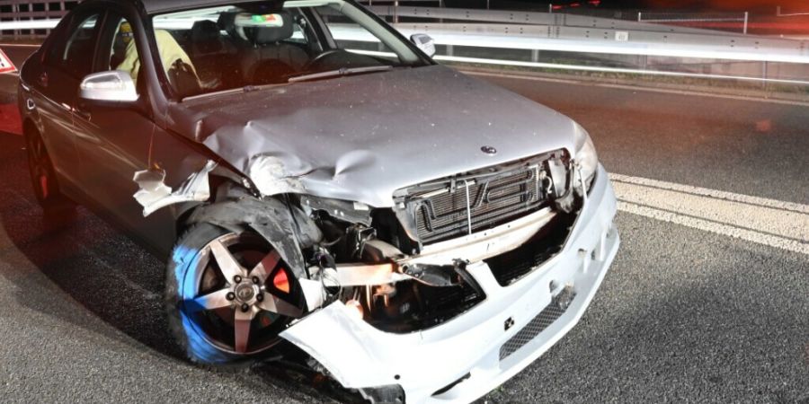 Der betrunkene Autolenker verlor am Samstagebend in Emmenbrücke LU die Kontrolle über das Fahrzeug.