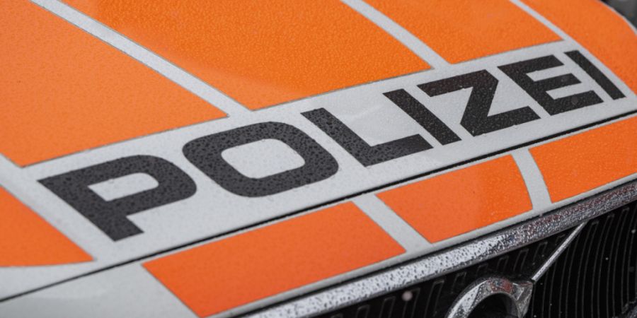 Die Schwyzer Polizei hat in der Nacht auf Samstag in Lachen einen mutmasslichen Autogaragen-Einbrecher festgenommen. (Symbolbild)