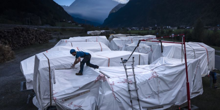 Bis der Holzmuni Max auf dem Nätschen bei Andermatt aufgestellt werden kann, überwintern die einzelnen Bauelemente in Erstfeld. (Archivaufnahme)