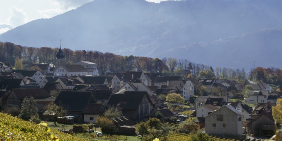 Eine Strasse von Fläsch Richtung St. Luzisteig ist aktuell wegen der Gefahr eines Felsabbruches gesperrt. (Symbolbild)