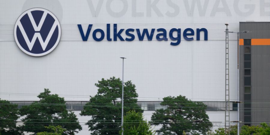 Nach den umfassenden Stellenstreichungen drohen den VW-Beschäftigten nun auch noch jahrelange Nullrunden bei den Gehältern. (Symbolbild)