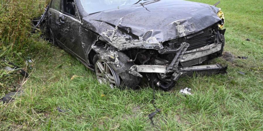 Der Fahrer des Autos wurde beim Unfall lebensbedrohlich verletzt.