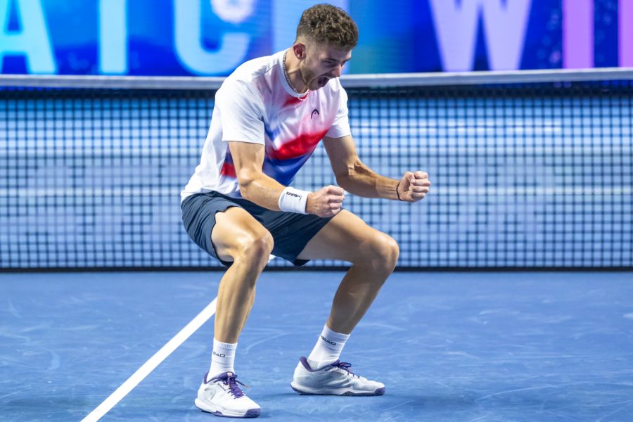 Jérôme Kym jubelt: Der Aargauer (ATP 222) bezwingt an den Swiss Indoors in Basel die Weltnummer 4 Ben Shelton 6:3, 6:7, 7:6.