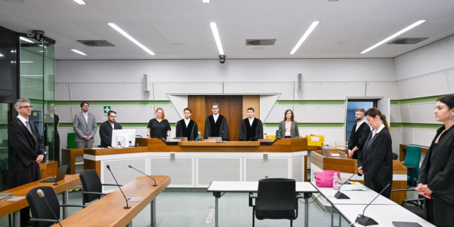 ARCHIV - Der Vorsitzende Richter Jakob Weber (M) wartet im Kriminalgericht Moabit mit seinen Beisitzern, dem Verteidiger, den Staatsanwälten, den Beiständen und dem Nebenkläger auf d...